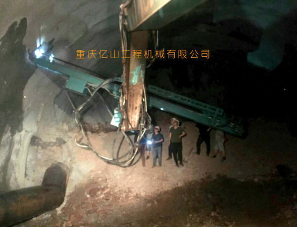 重庆奉节-神钢210挖机改装凿岩机(双转盘隧道锚杆钻机)